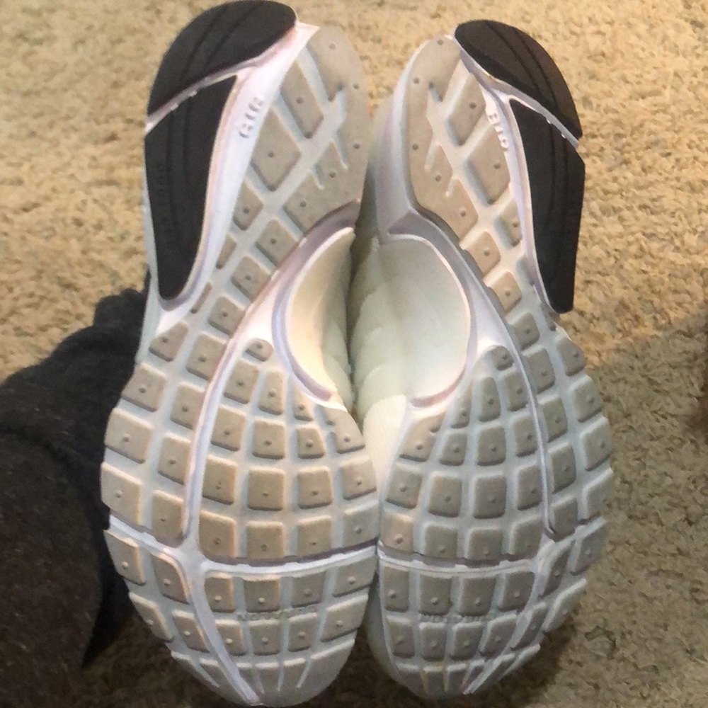 Women’s Nikes size 9 - Picture 3 of 3